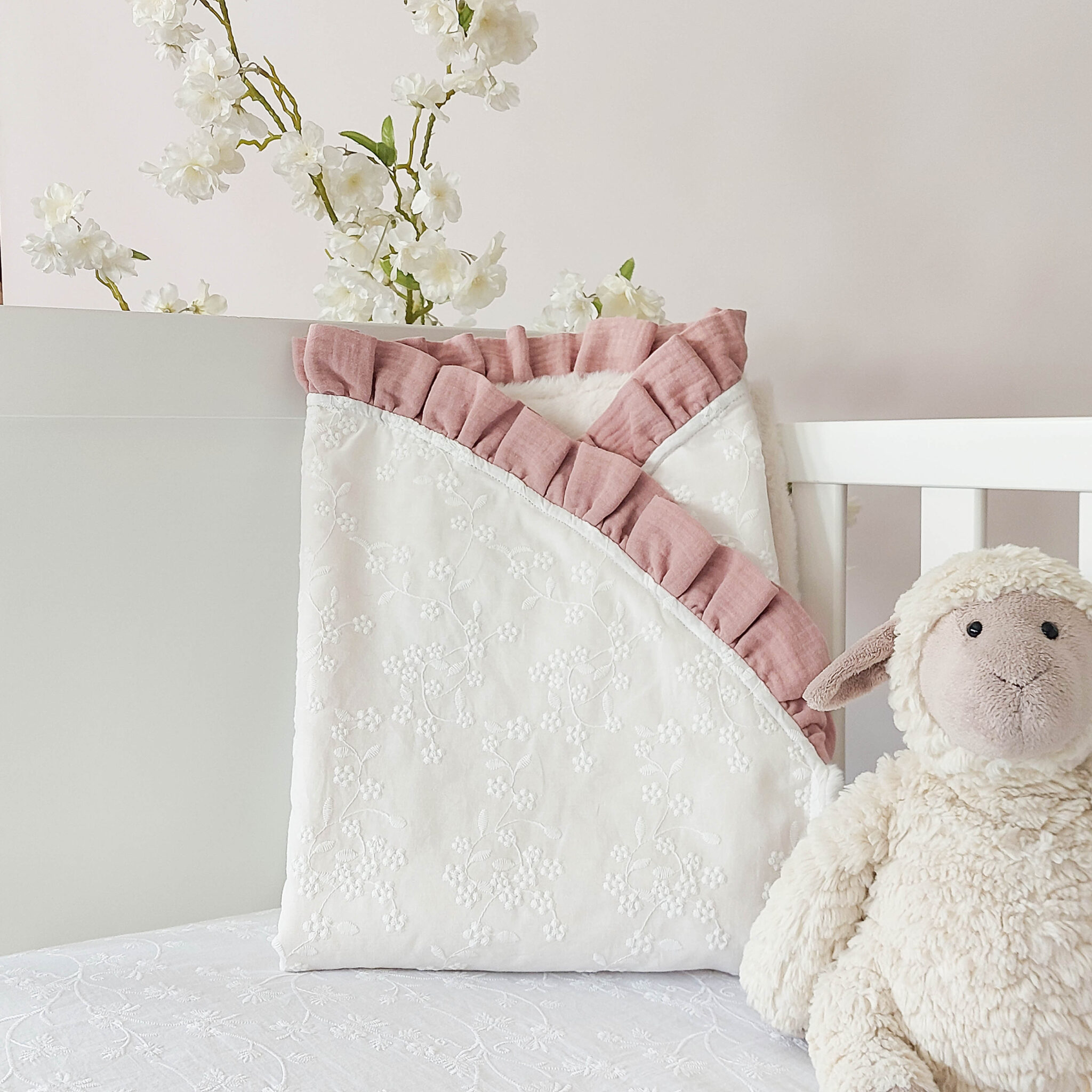 Minicuna para bebe tela algodon rosa maquillaje y tela blanca topos  bordados blancos - Mimitos Home